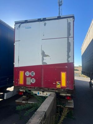 deux camions garés l'un à côté de l'autre