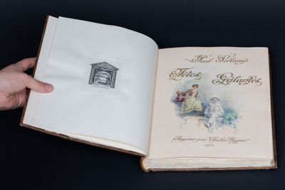 une personne tenant un livre sur lequel figure un dessin