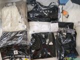 beaucoup de vêtements rangés dans une boîte