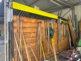 un grand nombre d'outils accrochés au mur