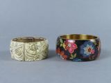 deux types différents de bracelets ornés de fleurs et de feuilles