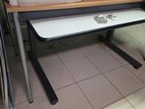 une pile de boîtes posée sur une table