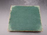 un vieux livre à la couverture verte posé sur une table