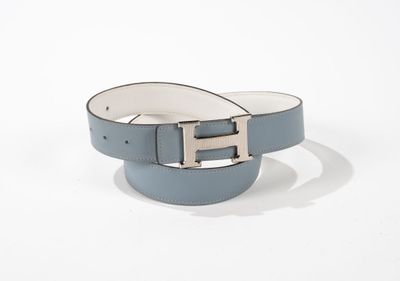 une ceinture bleue et blanche avec une boucle argentée sur fond blanc