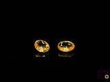 une paire de boucles d'oreilles en saphir jaune sur fond noir