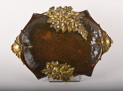 un plat marron et doré orné de fleurs