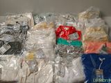 beaucoup de vêtements rangés dans une boîte