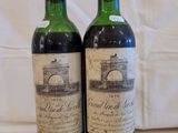 deux bouteilles de vin posées sur une table, à côté d'une étiquette de prix