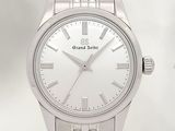 gros plan d'une montre sur fond blanc