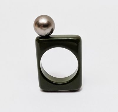 BAGUE "moderniste" en résine kaki ornée d'une perle de Tahit…