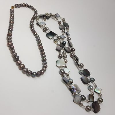 gros plan d'un collier sur une table à fond blanc