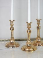 SUITE DE QUATRE FLAMBEAUX de style Louis XVI en bronze cisel… (photo 2)