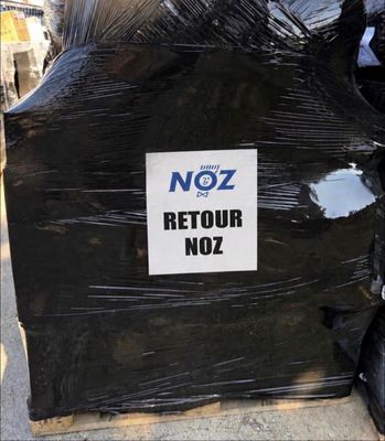 une pancarte à l'arrière d'une moto sur laquelle on peut lire « noz retour noz »