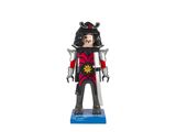 La figurine est en métal et porte une tenue rouge et noire.