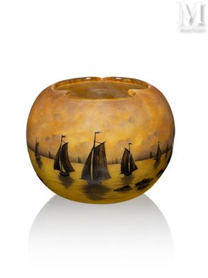 un vase orné d'une peinture représentant des bateaux