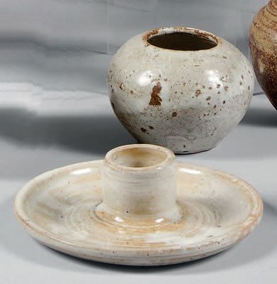trois vases posés l'un à côté de l'autre sur une table