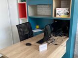un bureau avec un ordinateur dans une pièce