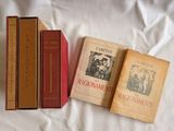 trois livres posés les uns à côté des autres sur un lit