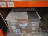 une pile de cartons posée sur une étagère dans un magasin