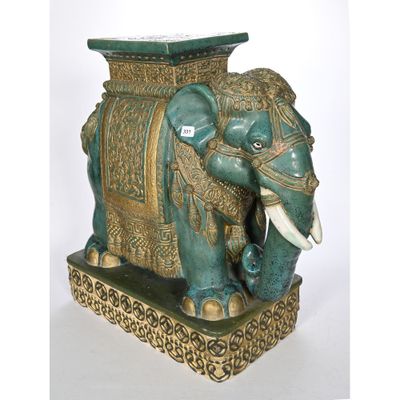 statue d'un éléphant muni de défenses, posée sur un socle