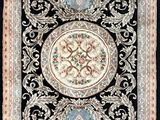 un tapis noir et blanc orné d'un motif en médaillon