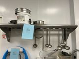une étagère sur laquelle sont posés de nombreux ustensiles de cuisine