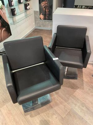 deux chaises qui sont assises ensemble dans une pièce