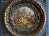 une image représentant une photo d'un tableau accroché à un mur bleu