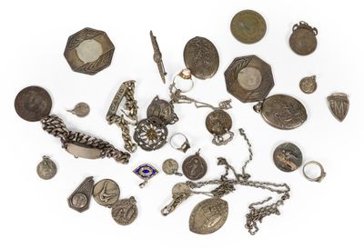 ARGENT Ensemble de médailles, chaînes et divers en argent