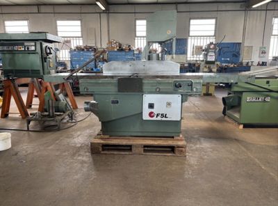 une machine qui se trouve au milieu d'une usine