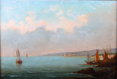 une peinture à l'huile représentant des bateaux sur l'eau, près d'un rivage rocheux