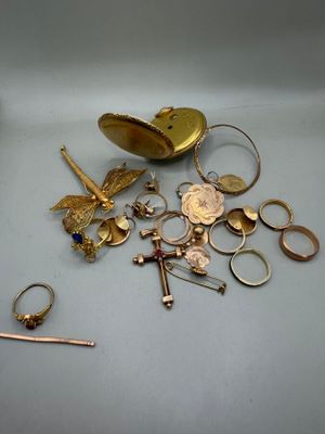 un tas de bijoux en or posé sur une surface blanche