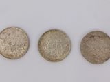 trois types de pièces différents sont présentés sur une surface blanche