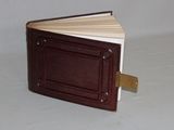 un petit livre posé sur une table