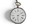 une montre de poche en argent avec des chiffres romains