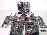 plusieurs paires de gants de boxe, des gants et un sac de t-shirts