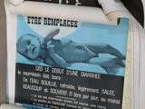 une affiche représentant un bébé portant un masque à gaz