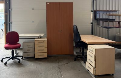 une image d'une pièce avec un bureau et une chaise