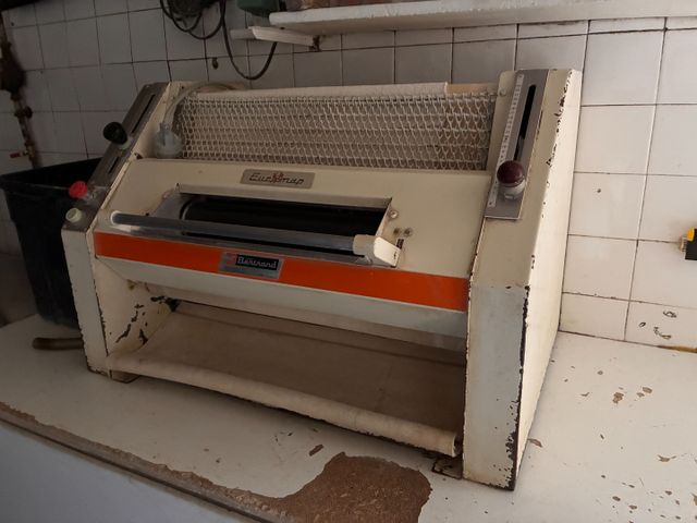 Façonneuse BERTRAND ancienne, prise en 380v. Frais en sus 14.28%....