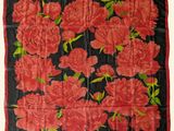 une écharpe rouge et noire ornée de fleurs rouges