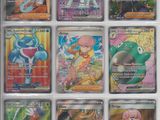 gros plan d'un paquet de cartes pokemon sur une table