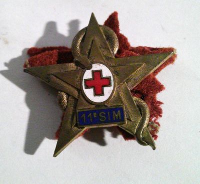 une étoile rouge sur fond de tissu rouge