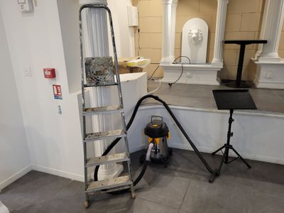 une photo d'une pièce avec une échelle et un miroir