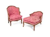 une paire de fauteuils rembourrés roses et un repose-pieds