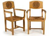 une paire de chaises en bois avec assise et accoudoirs en osier, sur fond blanc