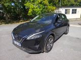 La voiture est garée sur le bord de la route, devant une maison.