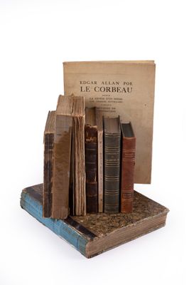 plusieurs vieux livres sont empilés sur une table