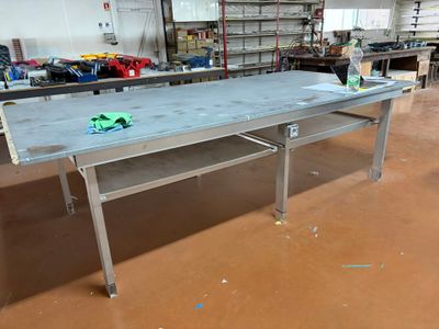 Un lot de trois tables de travail. - Photo 1