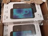 deux nouveaux téléphones portables emballés dans une boîte posée sur une table