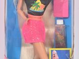 poupée Barbie avec une jupe rose et un t-shirt, dans une boîte